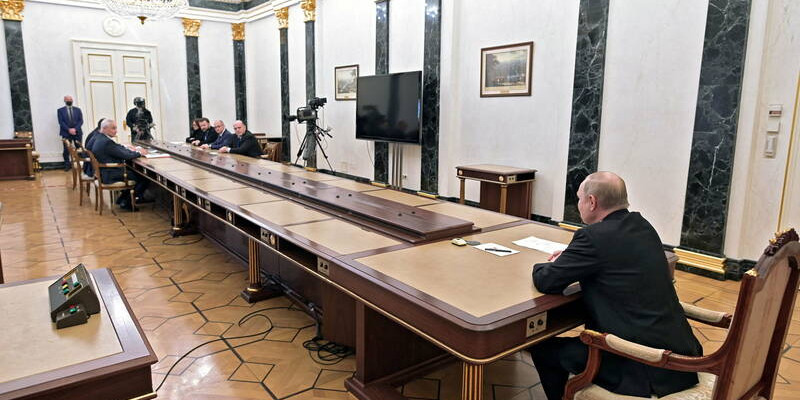 FILE PHOTO: Russian President Vladimir Putin chairs a meeting on economic issues, in Moscow, Russia February 28, 2022. Sputnik/Aleksey Nikolskyi/Kremlin via REUTERS ATTENTION EDITORS – THIS IMAGE WAS PROVIDED BY A THIRD PARTY./File Photo